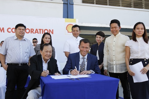 Memorandum of Understanding (MoU) were Shell Marine Executive Director Jan Toschka, University of Cebu President Atty. Augusto W. Go.