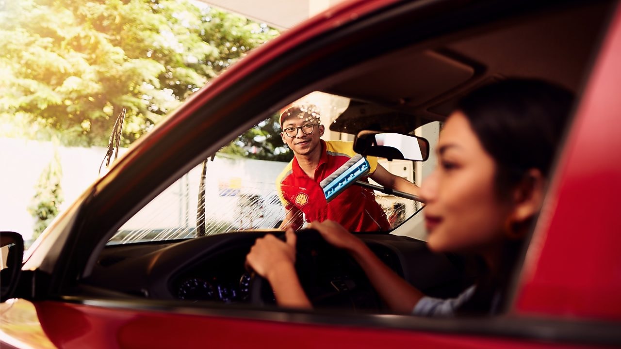 Champion cleans windscreen