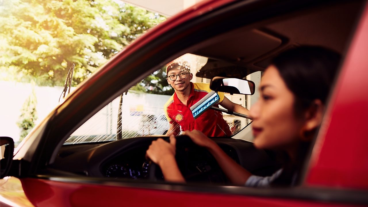Windscreen cleaning at a Shell retail site