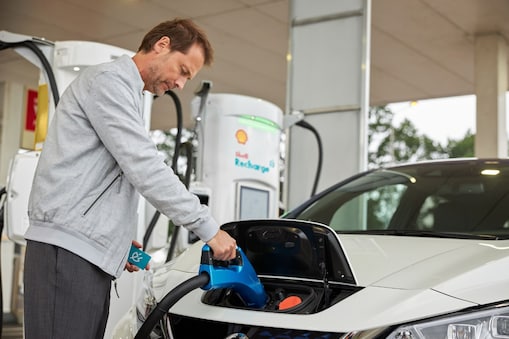 Recharging an electric vehicle on a Shell site