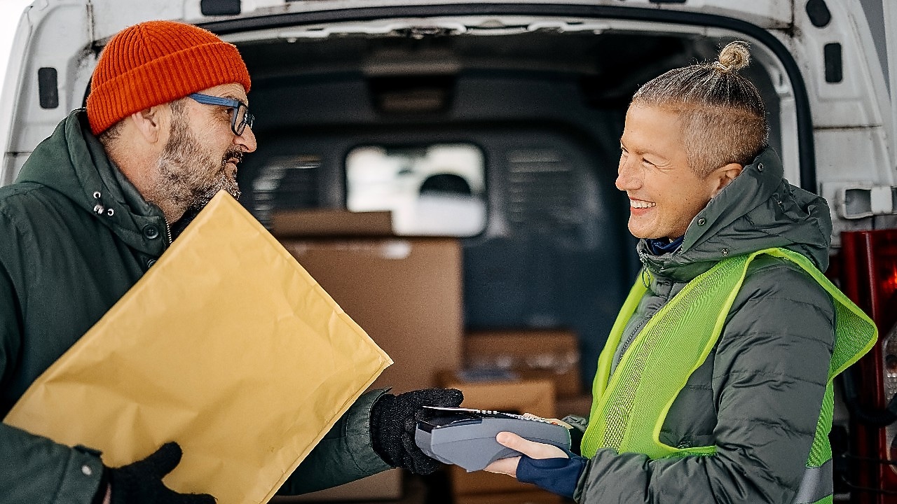 driver-making-transaction