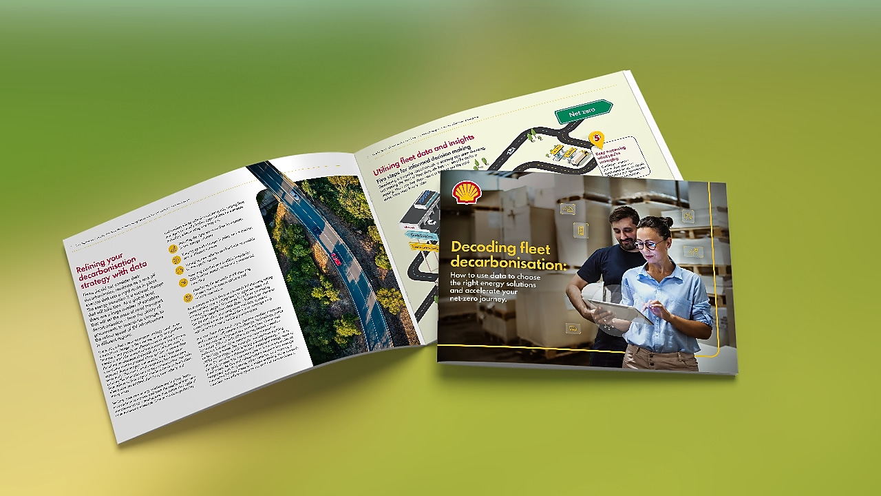 Mockup of the Decoding fleet decarbonisation report