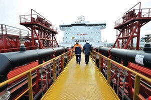 Shell Chemical Magazine Autumn/Winter 2009 global marine logistics Operation