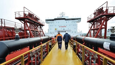 Shell Chemical Magazine Autumn/Winter 2009 global marine logistics Operation