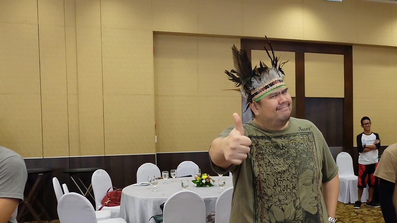 Ruel posing thumps up