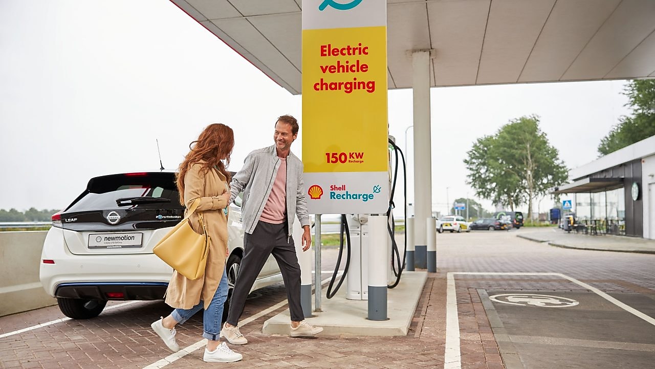 Image depicting Shell Recharge e-mobility offerings available at Shell Retail sites. Shell Recharge plays a critical role in building the perception and recognition that Shell is a credible and committed player in electric vehicles and the energy transition. This set of images are available to help communicate Shell Recharge’s e-mobility offerings at home, work and on-the-go.