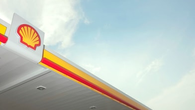 Shell pecten logo on refueling station. Canopy at Shell retail site, North Carolina, USA, 2010