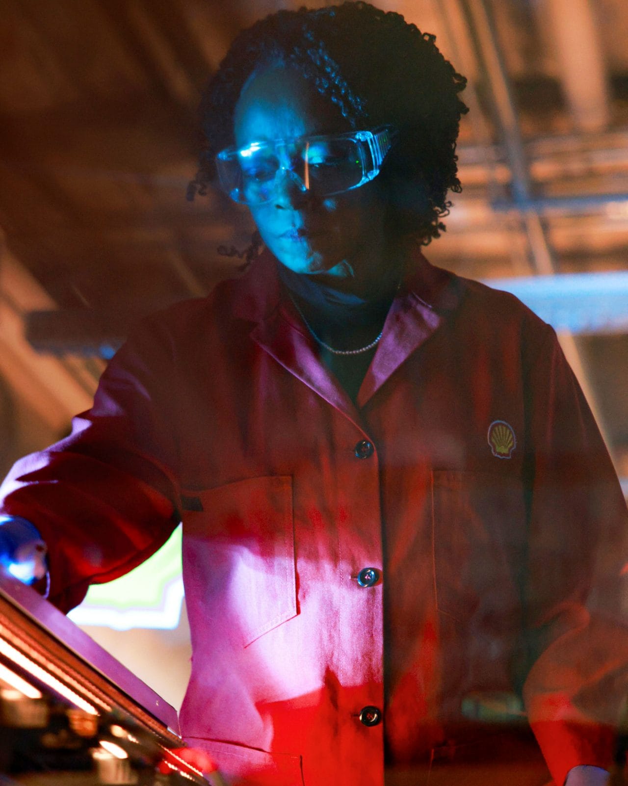 JanElsa Carty and team test the purity and consistency of Shell's immersion cooling fluids to ensure they can be used safely and effectively.