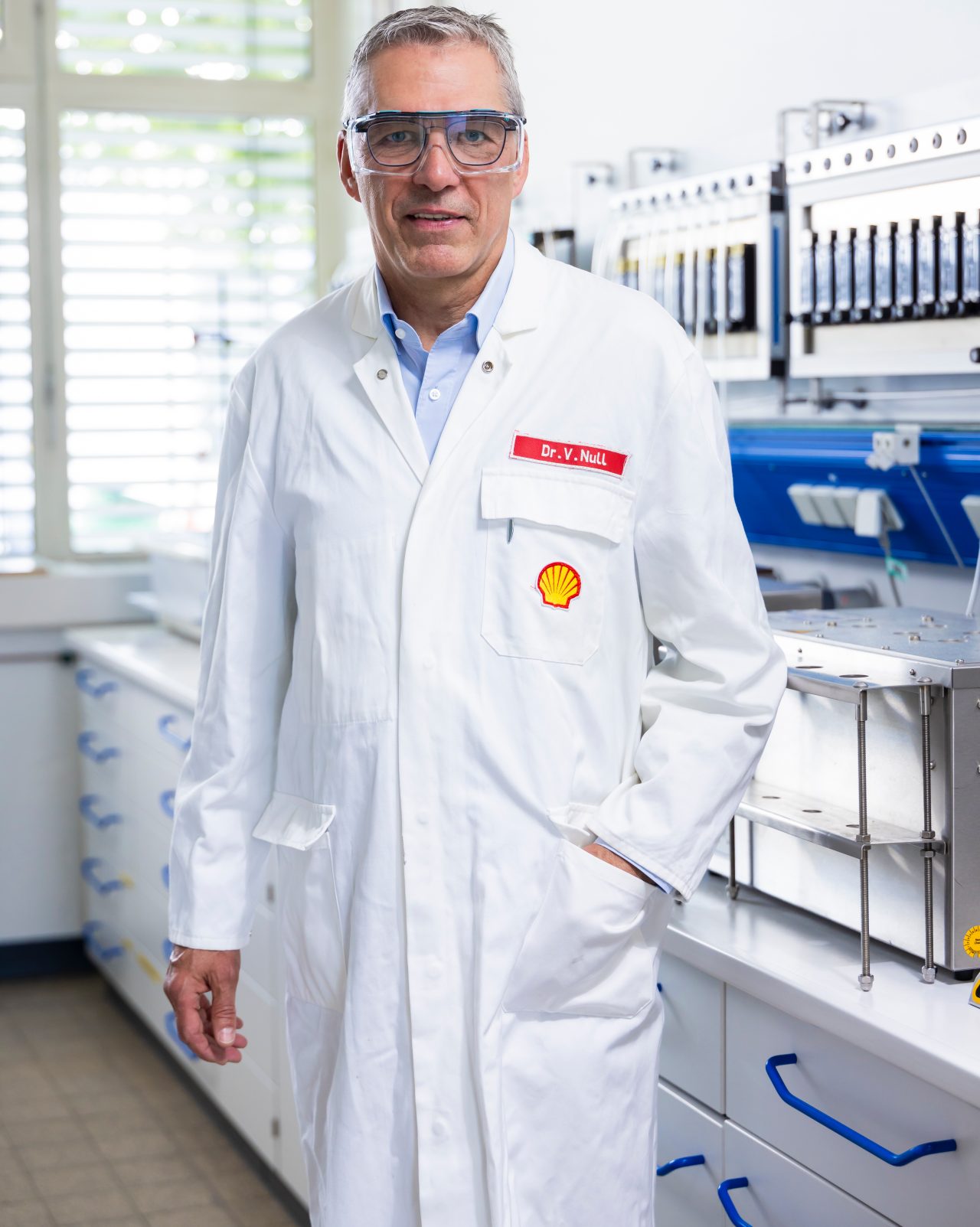 Volker Null and his team in Hamburg are developing innovative immersion cooling fluids for use in data centres.