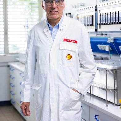 Volker Null and his team in Hamburg are developing innovative immersion cooling fluids for use in data centres.