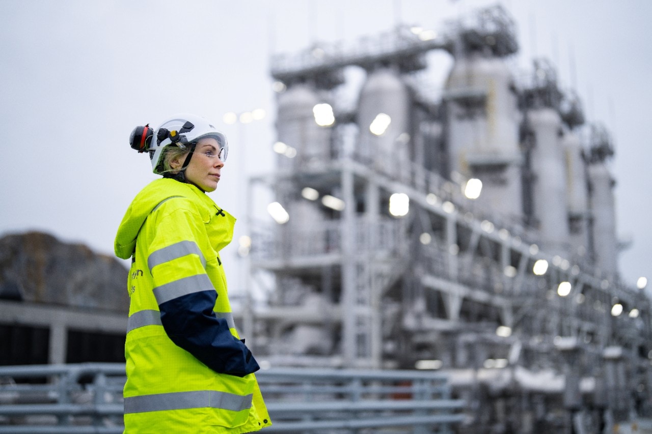 Heidi Fjellvang, Northern Lights’ System Engineering Manager, with the tanks that store the CO₂ at the terminal.