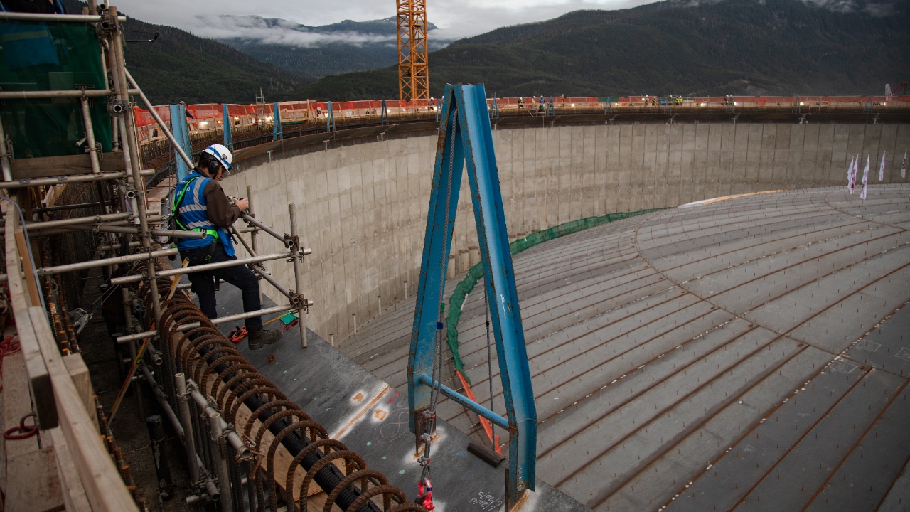 In August 2021, construction crews lifted the steel roof onto North America’s largest LNG storage tank, which is also one of the largest in the world.