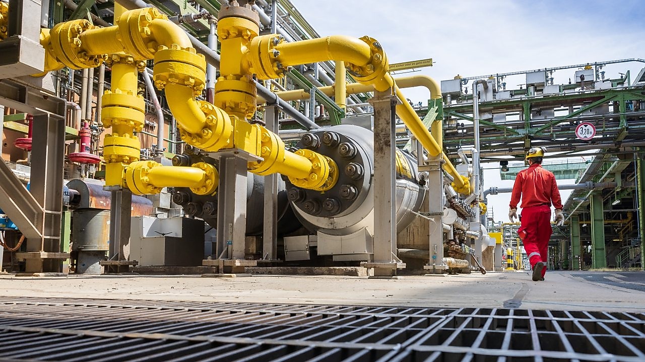 Shell Energy and Chemicals Park Rhineland, Wesseling, Germany, male employee walking and observing the  hydro cracker unit