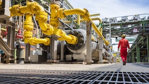 Shell Energy and Chemicals Park Rhineland, Wesseling, Germany, male employee walking and observing the  hydro cracker unit