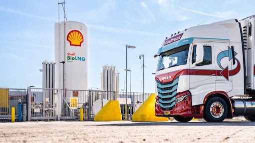 Truck pulling up to a Shell bioLNG refuel station