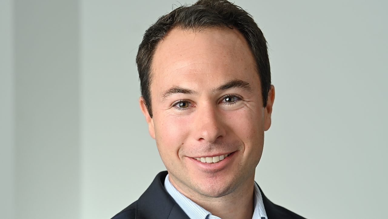 Bob Kijkuit, Vice President of Shell Energy Trading Europe and Africa. Wearing a white shirt, navy blue jacket against a beige office background.