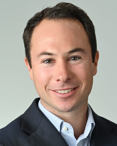Bob Kijkuit, Vice President of Shell Energy Trading Europe and Africa. Wearing a white shirt, navy blue jacket against a beige office background.