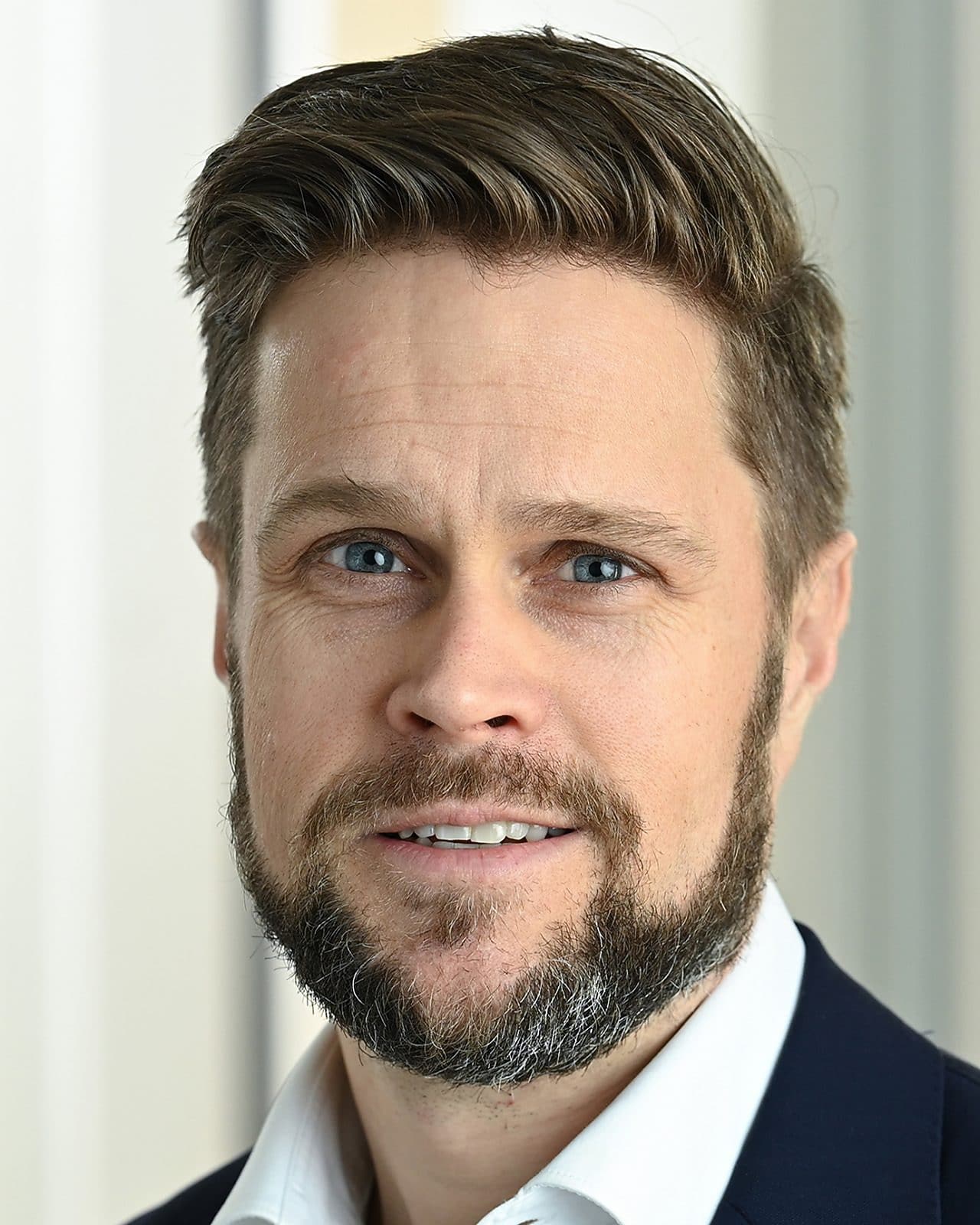 Bob Kijkuit, Vice President of Shell Energy Trading Europe and Africa. Wearing a white shirt, navy blue jacket against a beige office background.