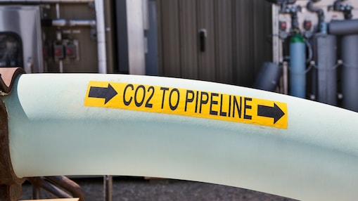 Pipeline labeled “CO2 TO PIPELINE” for transporting captured carbon dioxide.