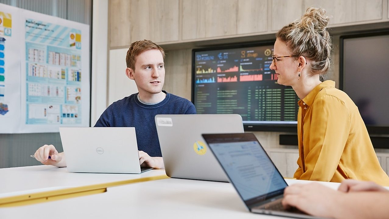 2 developers discussing blockchain in energy