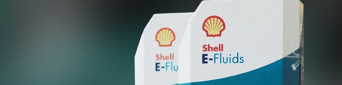 Packshot of Shell E-Fluids and a Kreisel battery stack