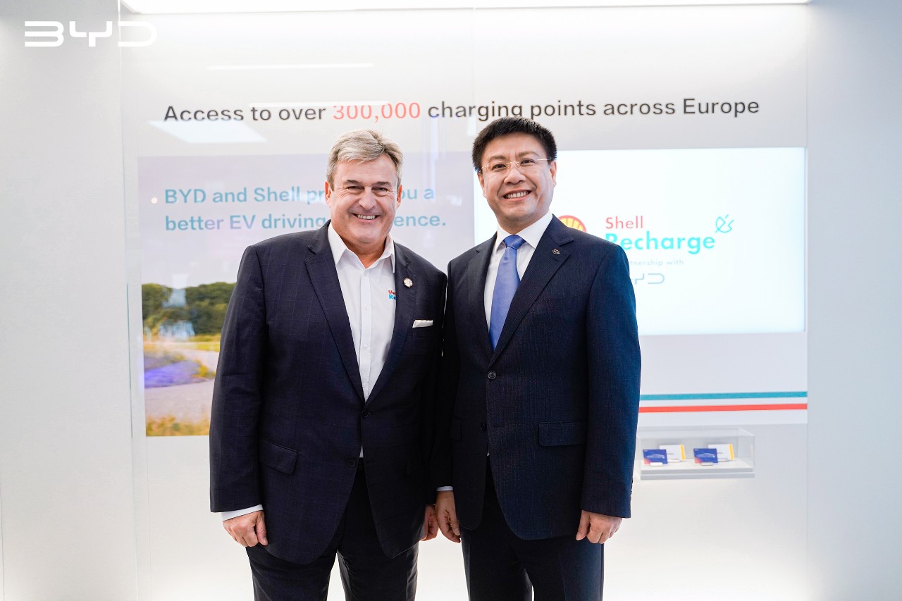 Left: István Kapitány, Global Executive Vice President of Shell Mobility; Right: Michael Shu, General Manager and Managing Director, BYD Europe and International Cooperation Division