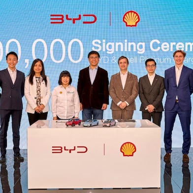 Signing Ceremony of 100,000 BYD & Shell Recharge Platinum Charge Cards