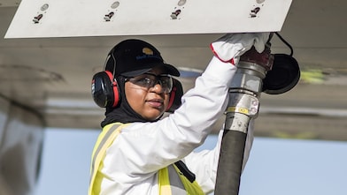 Shell employee refuelling aircraft