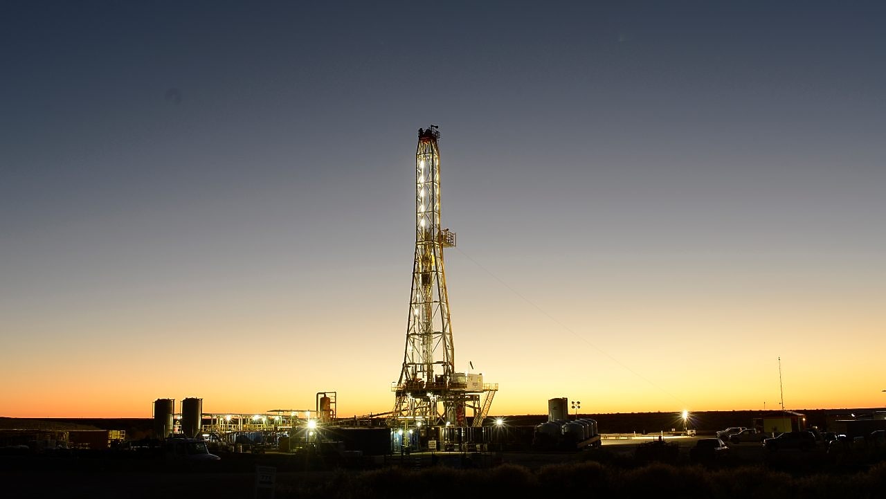A shale oil rig in the permian basin at night