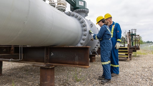 Employees in yellow helmet inspecting